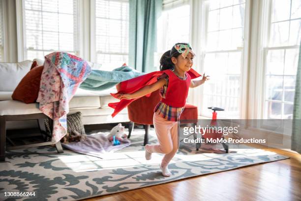 child playing in homemade costume - happy girl 個照片及圖片檔