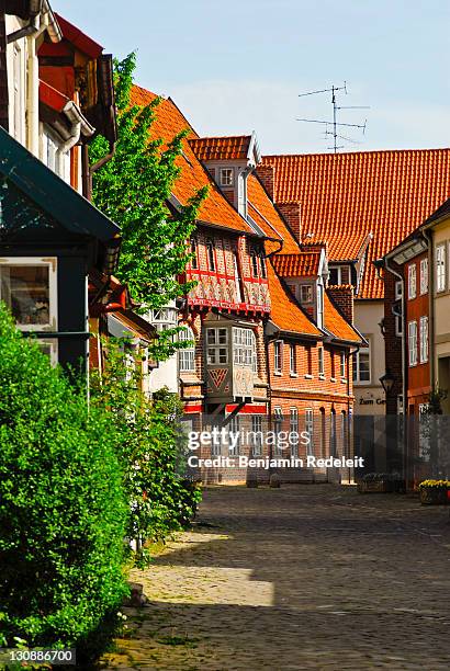 untere ohlingerstrasse in the old part of town, lueneburg, lower saxony, germany - lüneburg stock pictures, royalty-free photos & images