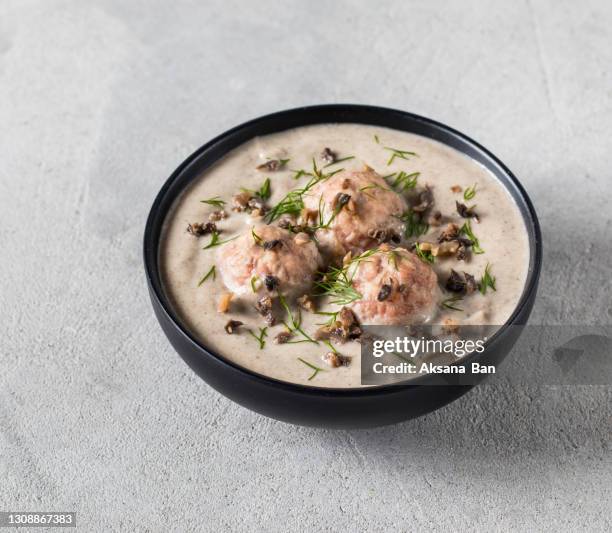 champignon soup puree with meatballs, dill in a bowl on a light gray background - plato de carne fotografías e imágenes de stock