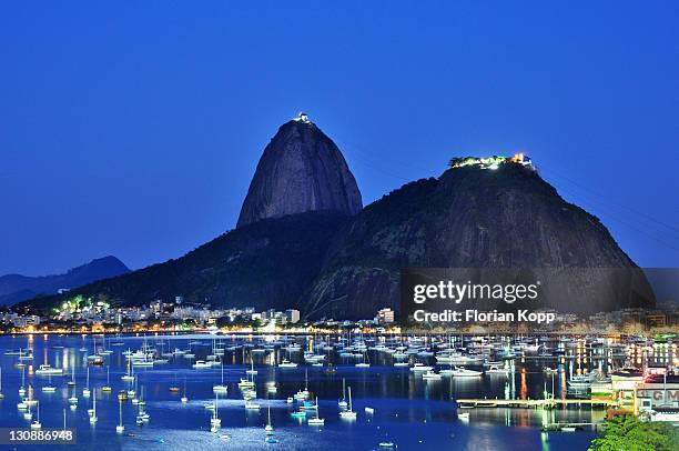 sugarloaf mountain, pã£o de aã§ãºcar, at night, rio de janeiro, brazil, south america - sugar loaf bildbanksfoton och bilder