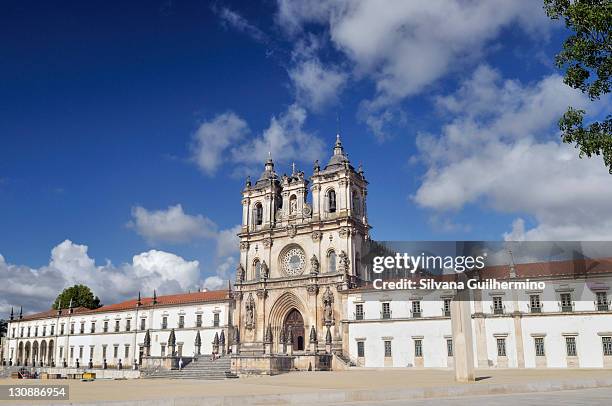 church and monastery of santa maria in alcobaã§a, mosteiro de santa maria de alcobaã§a, unesco world heritage site, order of cistercians, alcobaã§a, estremadura, portugal, europe - abadia mosteiro fotografías e imágenes de stock