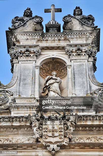 detail of the faã§ade above the main entrance of the church of the monastery of santa maria in alcobaã§a, mosteiro de santa maria de alcobaã§a, unesco world heritage site, order of cistercians, alcobaã§a, estremadura, portugal, europe - abadia mosteiro fotografías e imágenes de stock