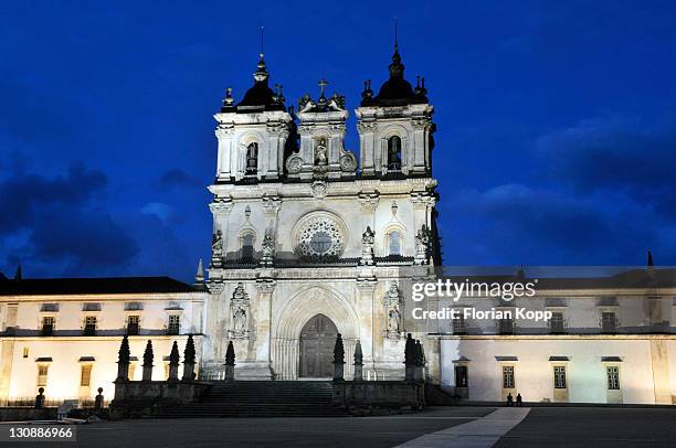 church and monastery of santa maria in alcobaã§a, mosteiro de santa maria de alcobaã§a at night, unesco world heritage site, order of cistercians, alcobaã§a, estremadura, portugal, europe - abadia mosteiro fotografías e imágenes de stock