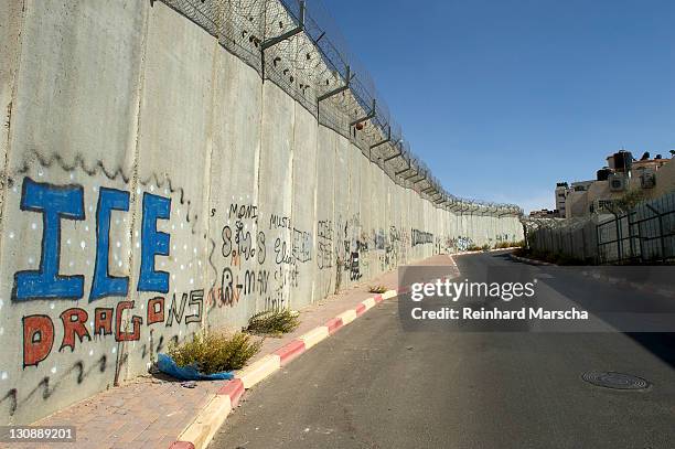 border fortification between israel and the palestinian territories in the west bank near ramallah, middle east - catchwords stockfoto's en -beelden