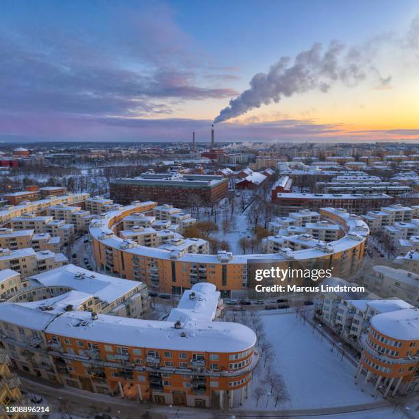 moderne mehrfamilienhäuser im winter im stadtteil östermalm, stockholm - district heating stock-fotos und bilder