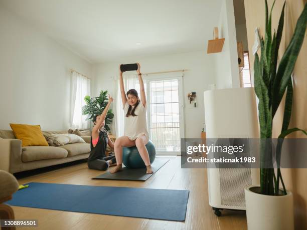ejercicio de embarazo en casa. - yoga ball fotografías e imágenes de stock