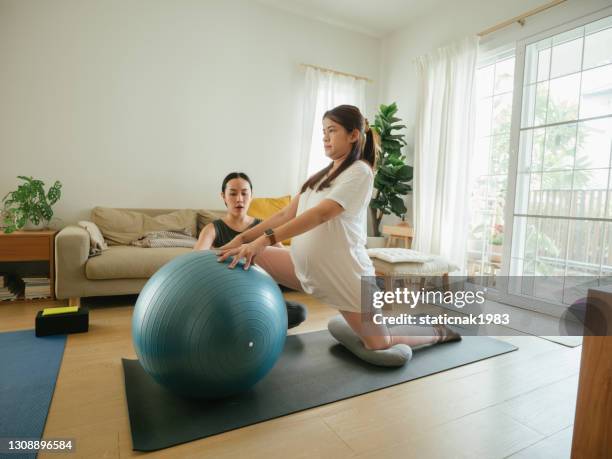 embarazada practicando yoga - yoga ball fotografías e imágenes de stock