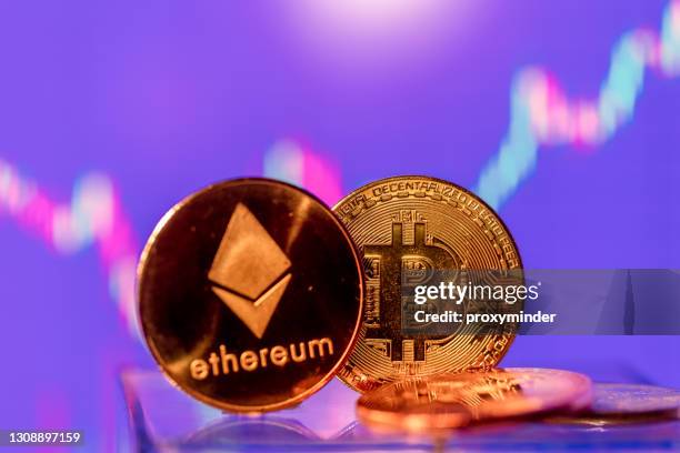cryptocurrency bitcoin en ethereum munt weergegeven op aandelen grafieken met marktkoersen - ethereum stockfoto's en -beelden