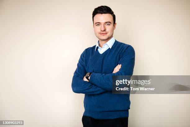 portrait of young businessman with arms crossed - encuadre de tres cuartos fotografías e imágenes de stock