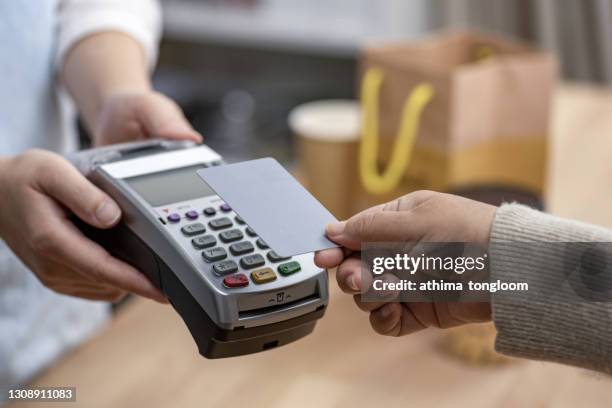 payment by credit card. - hand of cards - fotografias e filmes do acervo