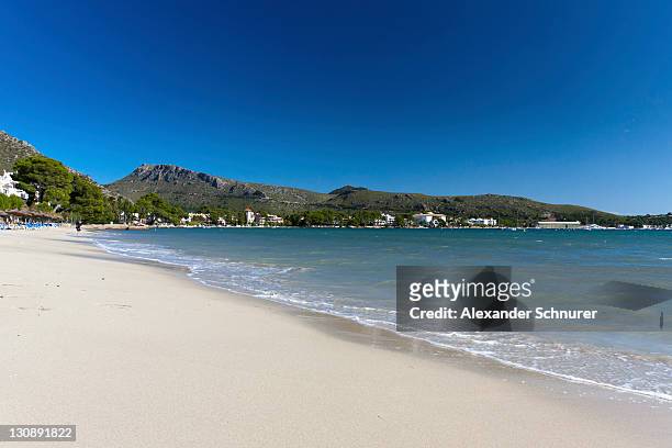 the sandy beach platja de llenaire in puerto pollensa, majorca, balearic islands, spain, europe - puerto pollensa stock-fotos und bilder