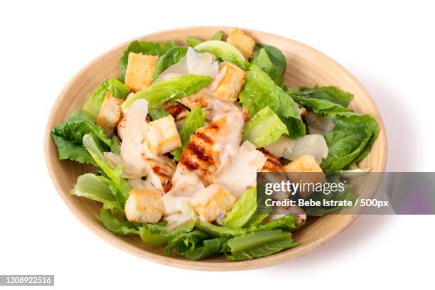 directly above shot of salad in bowl on white background - bindsla stockfoto's en -beelden