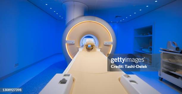 compleet cat scan systeem in een ziekenhuisomgeving - mri machine stockfoto's en -beelden