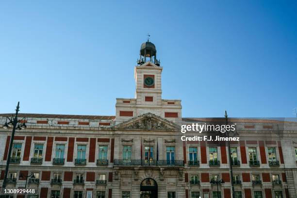 madrid real casa de correos or government building in puerta del sol - puerta de sol stock-fotos und bilder