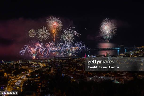 funchal 2021 new year fireworks - funchal imagens e fotografias de stock