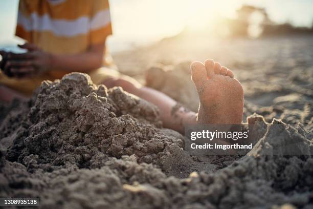 hermanos divirtiéndose en la playa, primer plano del pie - barefoot boy fotografías e imágenes de stock