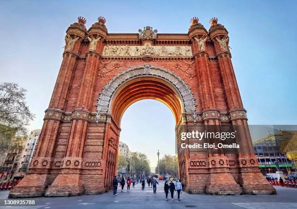 barcelona, arco de triomf, españa - arco triunfal fotografías e imágenes de stock