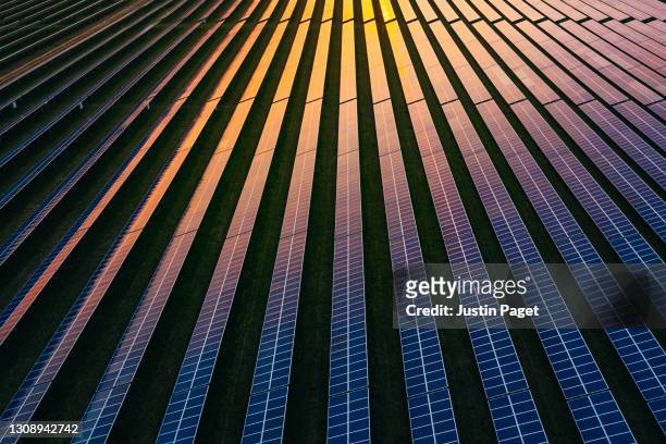 solar panels at dusk - punto de vista de dron fotografías e imágenes de stock