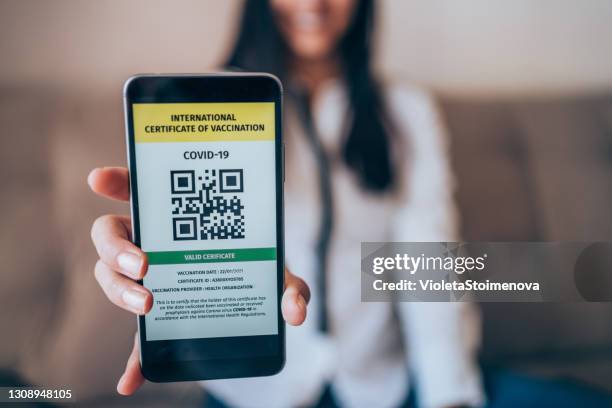 digitales impfzertifikat. - impfpass reisedokument stock-fotos und bilder