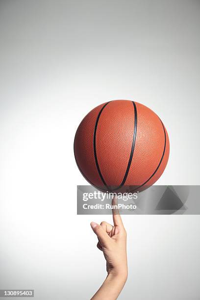 basketball on index finger,hands close-up - 籃球 球 個照片及圖片檔