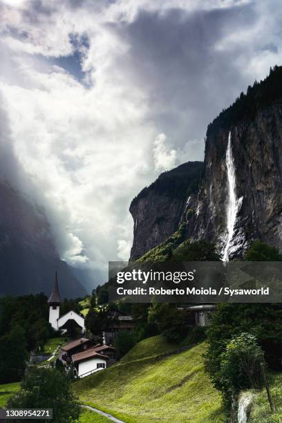 waterfall on mountain ridge, lauterbrunnen, switzerland - meadow brook imagens e fotografias de stock