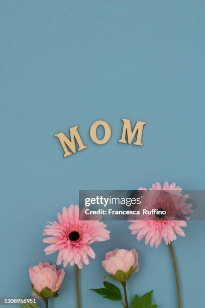 mother's day: lettera and flowers on light blue background. - lettera a fotografías e imágenes de stock