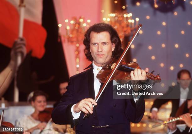 Für Andre Rieu , den Star-Geiger aus Maastricht, ist Weihnachten seit jeher ein Fest des Friedens, des Zusammenseins mit lieben Menschen, der...