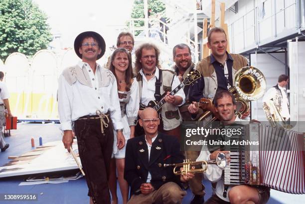 Beschwingt und mit guter Laune wollen Marianne und Michael mit ihren Freunden u.a. DIE ALLGEIER die letzten Stunden des alten Jahres feiern. /...