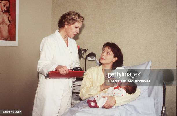 Marian Tressler hat ihr Baby per Kaiserschnitt entbunden. Marie beobachtet die junge Mutter genau: Sie ist nicht überzeugt, daß der operative...