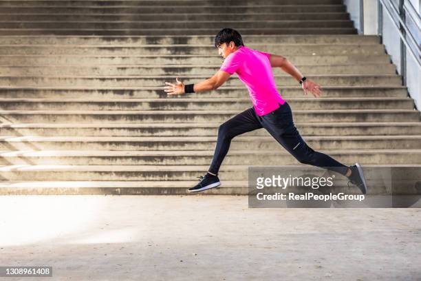 energic sport junger mann - fast shutter speed stock-fotos und bilder