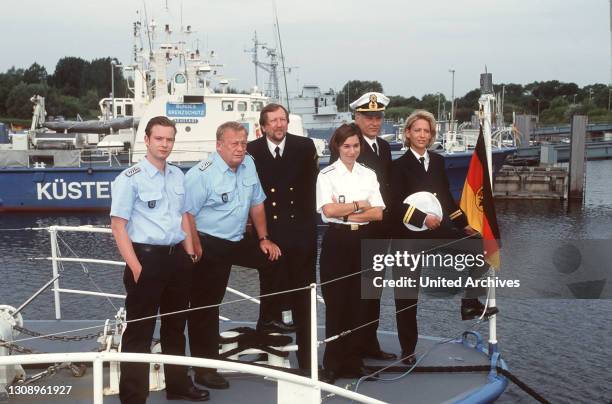 Ein Segelboot fischt einen unbekannten Matrosen ohne Papiere aus der Ostsee und übergibt ihn der Küstenwache. Foto vlnr.: Die Besatzung der...