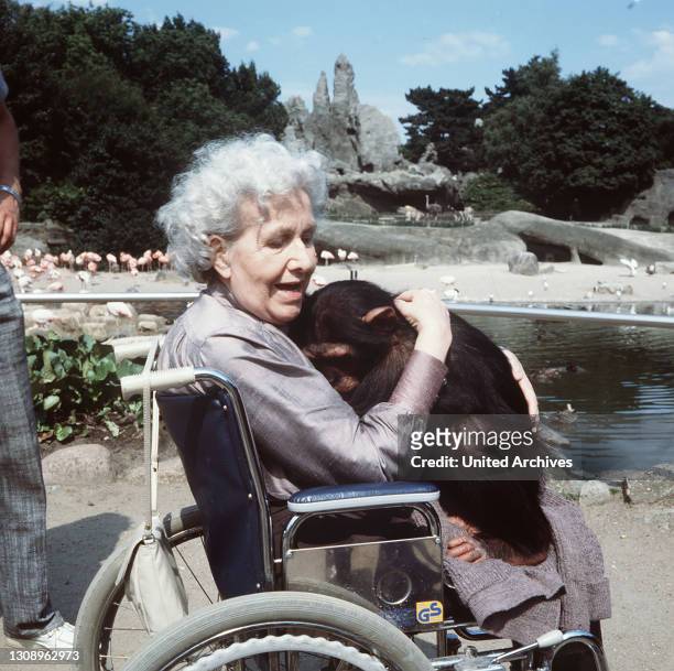Emma Dahlsen , eine alte, vom Leben enttäuschte Frau, ist an den Rollstuhl gefesselt. Sie liebt Tiere über alles und besucht regelmäßig den Tierpark....