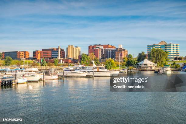 hafen und skyline der innenstadt erie pennsylvania usa - erie pennsylvania stock-fotos und bilder