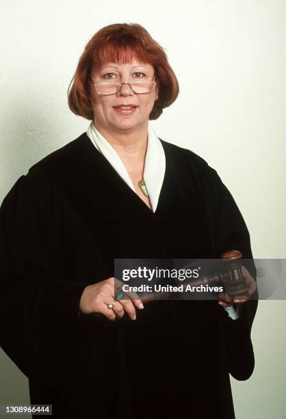 Richterin Barbara Salesch / Gerichtsshow mit BARBARA SALESCH, einer echten Richterin. Sie urteilt in echten Streitfällen über echte Klagen von...