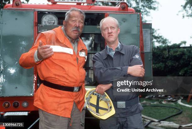 Folge: Der Schatz im Blumenbeet Paule und Olaf wollen beide das Erbe ihrer Tante. Doch die hat den Bürgermeister als Verwalter eingesetzt, der...