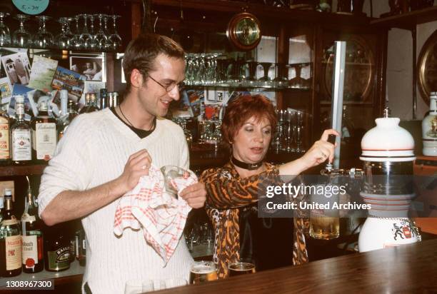 Foto: Philipp versucht sich als Barkeeper ... Hier mit Larissa . Regie: Arend Aghte aka. Knapp bei Kasse / Überschrift: EIN FLOTTER DREIER / BRD...