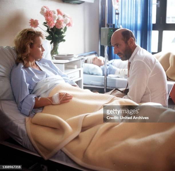 Der Retter / Anwalt Liebling macht einen Krankenhausbesuch bei seiner Klientin Karola Kurz ... / Überschrift: LIEBLING KREUZBERG / BRD 1986,...