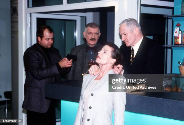 Nach eigenen Gesetzen / Auf dem Flughafen kommt es zu einem Zwischenfall mit Geiselnahme. / Foto: Kommissar Brinkmann und sein Assistent Kiefer...