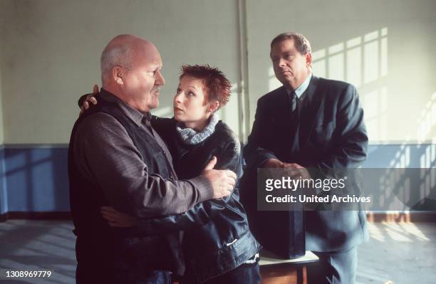 Kalte Abreise Nina Kroll verabschiedet sich von ihrem Onkel Harry . RAINER HUNOLD, r. Regie: Michael Werlin aka. Kalte Abreise / Überschrift: EIN...