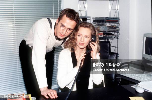 Robby ist noch immer verliebt in Esther , die schöne Chefredakteurin vom"Radio On". Um ihr zu imponieren, rezitiert er in ihrer Gegenwart Paul Celan...