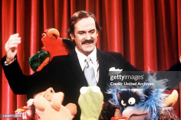 In dieser Sendung begrüßt Kermit "Monty Python"-Schauspieler JOHN CLEESE, der sich zunächst skeptisch gibt. Er arbeite nicht mit Schweinen und...