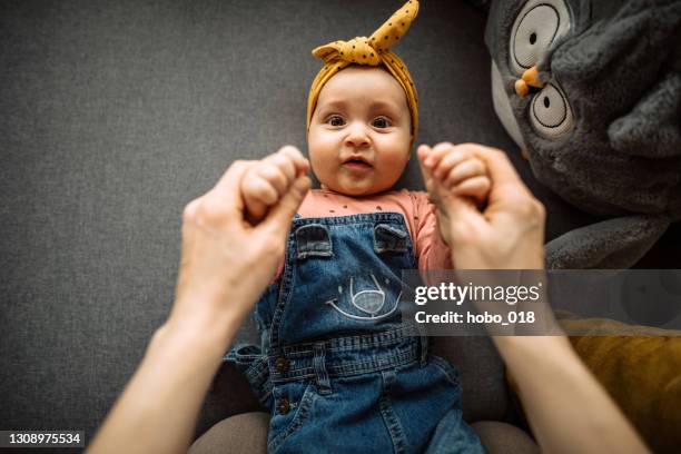 morgens spielen mit baby - baby pov stock-fotos und bilder