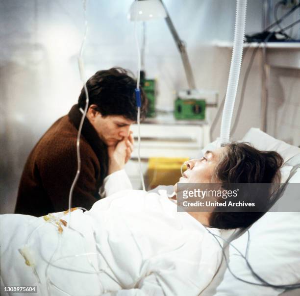 Hetzjagd / Der Gefreite Wolfgang Tielens besucht unerlaubt seine herzkranke Mutter im Krankenhaus. Er gewinnt den Eindruck, dass sie unzureichend...