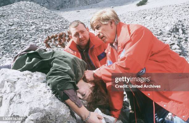 Alois und Martin finden bei der Überprüfung einer neuen Lawinenverbauung, die Leiche eines jungen Mannes. Außer einem Amulett, dem Kennzeichen einer...