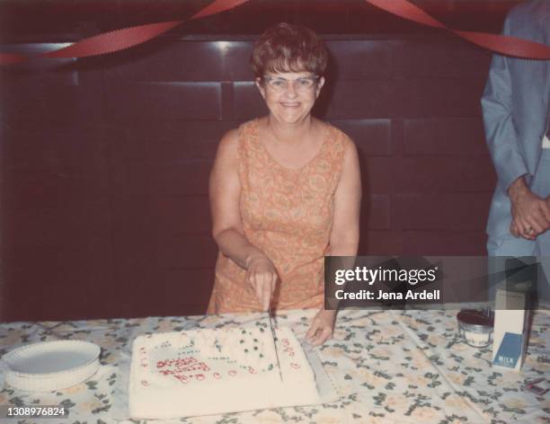 mom's birthday: vintage photograph of 1960s woman with birthday cake, vintage mother's birthday - cats eye glasses photos et images de collection