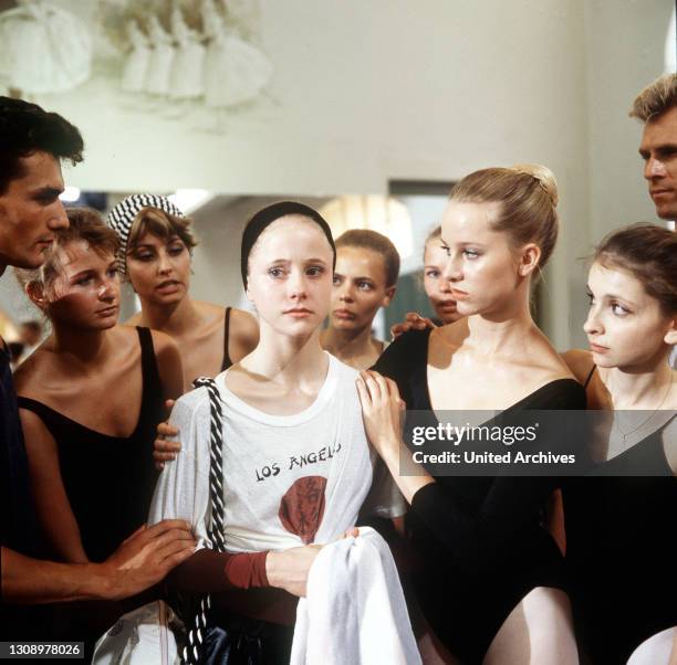 Serie - D 1987 - Frank Strecker / Teil 5 / Szene: Annas Tanzproben liefen schlecht. Nun lässt sie sich von den übrigen Tänzern trösten. /...