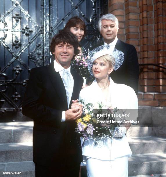 Neuigkeiten / D 1986 / Endlich heiratet Wolfgang seine Martina . Im Hintergrund: THEKLA CAROLA WIED und PETER WECK / Überschrift: ICH HEIRATE EINE...