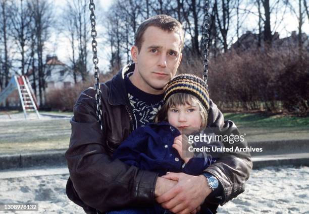 Foto: Michael Brauer ist glücklich, seine Tochter Marina , mittlerweile 2 Jahre alt, in den Armen zu halten. In diesem dramatischen Film nach einer...