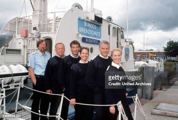 Es heisst wieder "Leinen Los" für die Küstenwache. Gleich drei neue Mannschaftsmitglieder können an Bord der "Albatros" begrüsst werden. Im Bild:...