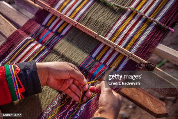 peruvian woman weaving, the sacred valley, chinchero - tear imagens e fotografias de stock